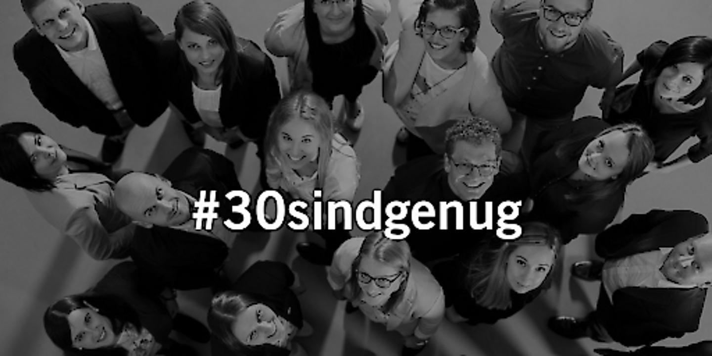 Schwarz-Weiß-Bild mit Menschenmenge aus Vogelperspektive fotografiert. In der Mitte der text: "#30sindgenug"