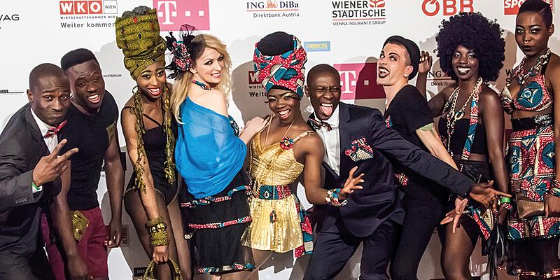 Menschen mit unterschiedlicher Hautfarbe beim Diversity Ball