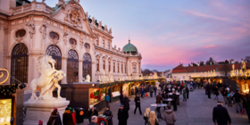 Weihnachtsmarkt vor dem barocken Schloss Belvedere in Wien