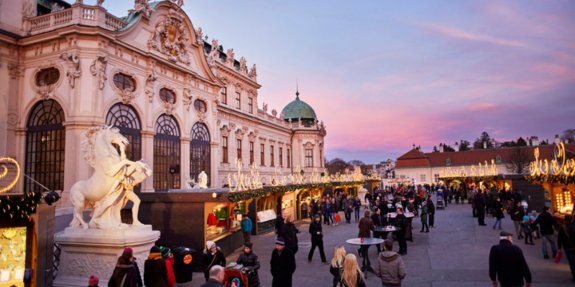 Weihnachtsmarkt vor dem barocken Schloss Belvedere in Wien