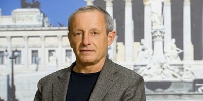 Peter Pilz vor grünem Hintergrund