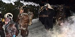 Krampusgestalten im Schnee