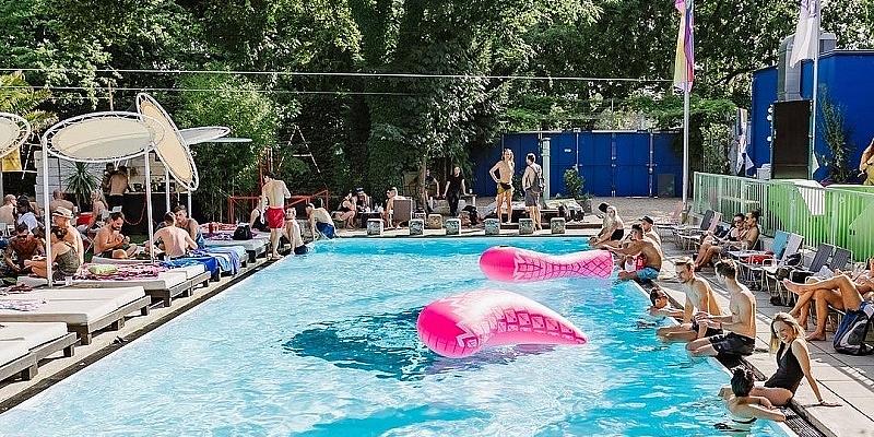 Menschen liegen am Pool in der Pratersauna