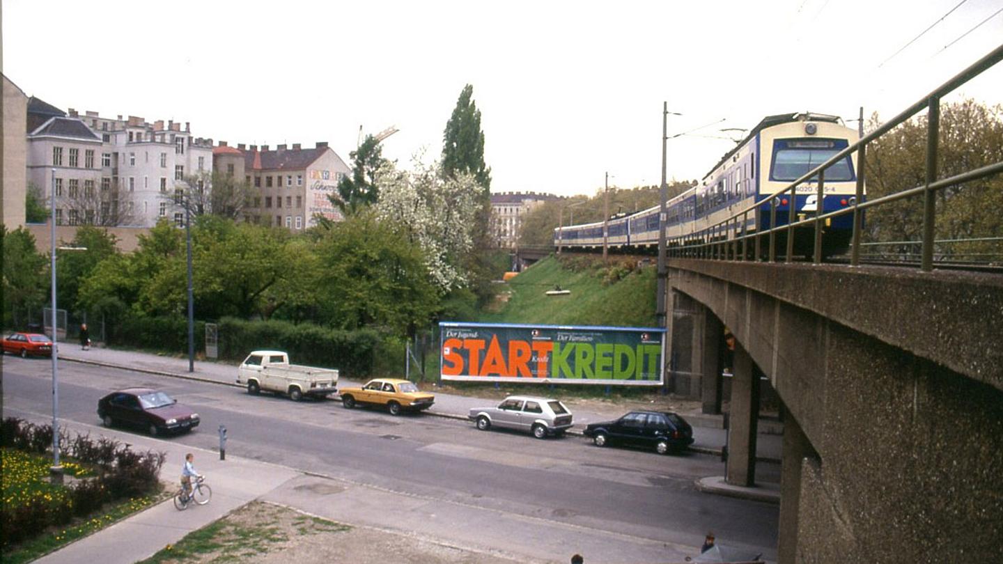 S-Bahn in Wien fährt über Brücke