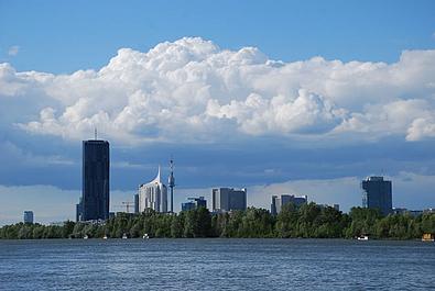 Skyline Wien von der Donau