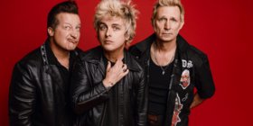 Die Bandmitglieder von Green Day von rechts nach links: Tre Cool (Schlagzeug), Billie Joe Armstrong (Gesang) und Mike Dirnt (Bass).