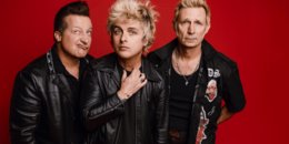 Die Bandmitglieder von Green Day von rechts nach links: Tre Cool (Schlagzeug), Billie Joe Armstrong (Gesang) und Mike Dirnt (Bass).