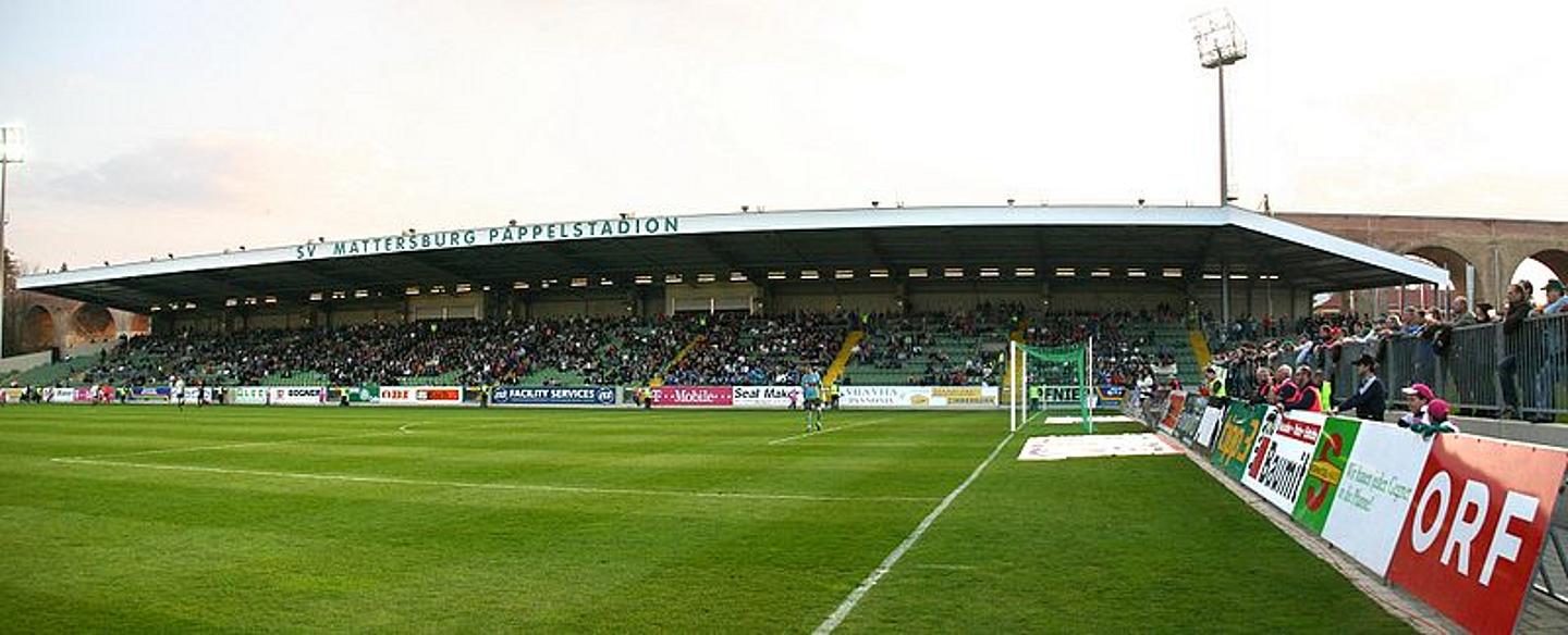 Ansicht der Fantribühne des Pappelstadion. 