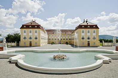 Schlosshof vom Neptunbrunnen gesehen