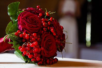 Roter Zepterstrauß mit Rosen