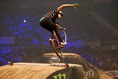 Masters of Dirt BMX-Fahrer absolviert Trick