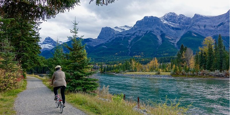 Fahrradfahrer in den Alpen.