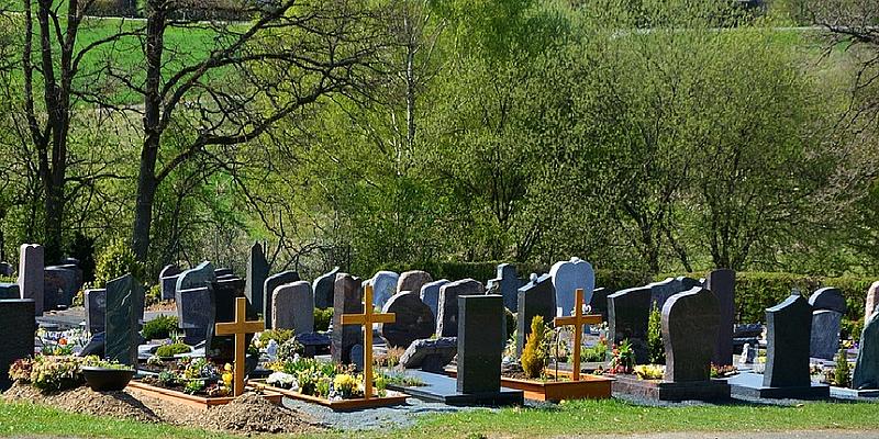 Friedhof mit vielen Grabsteinen