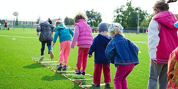 Kinder die in einem Feriencamp Spaß haben