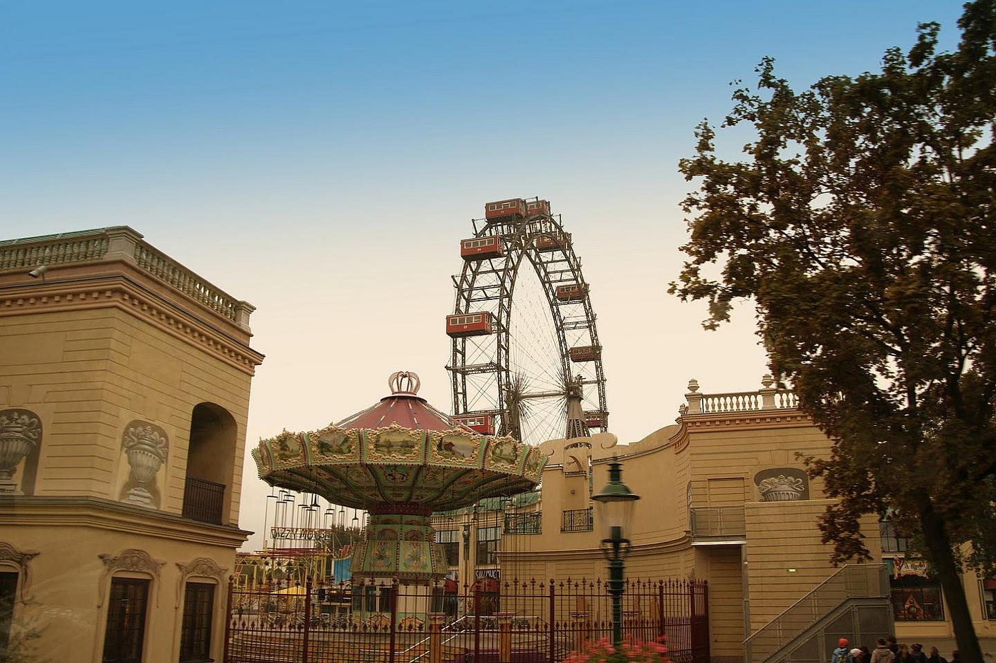 Riesenrad im Hintergrund