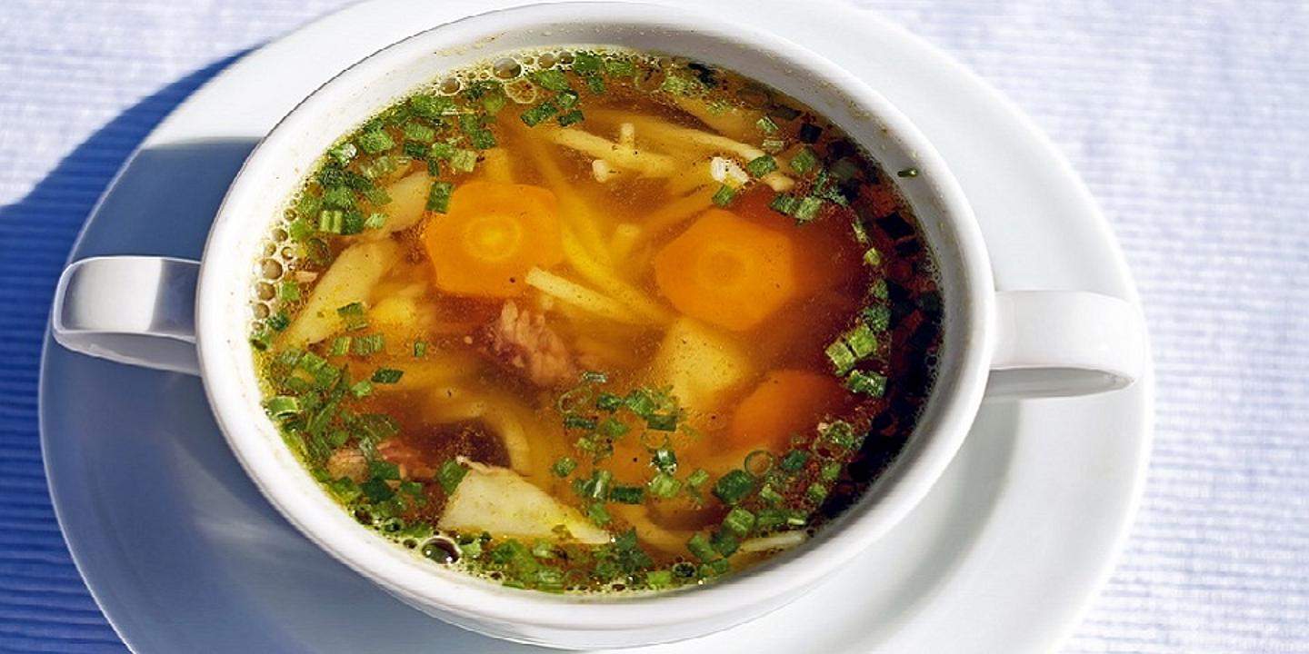 Suppe in Keramiktopf