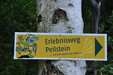 Wegweiser zum Erlebnisweg Peilstein