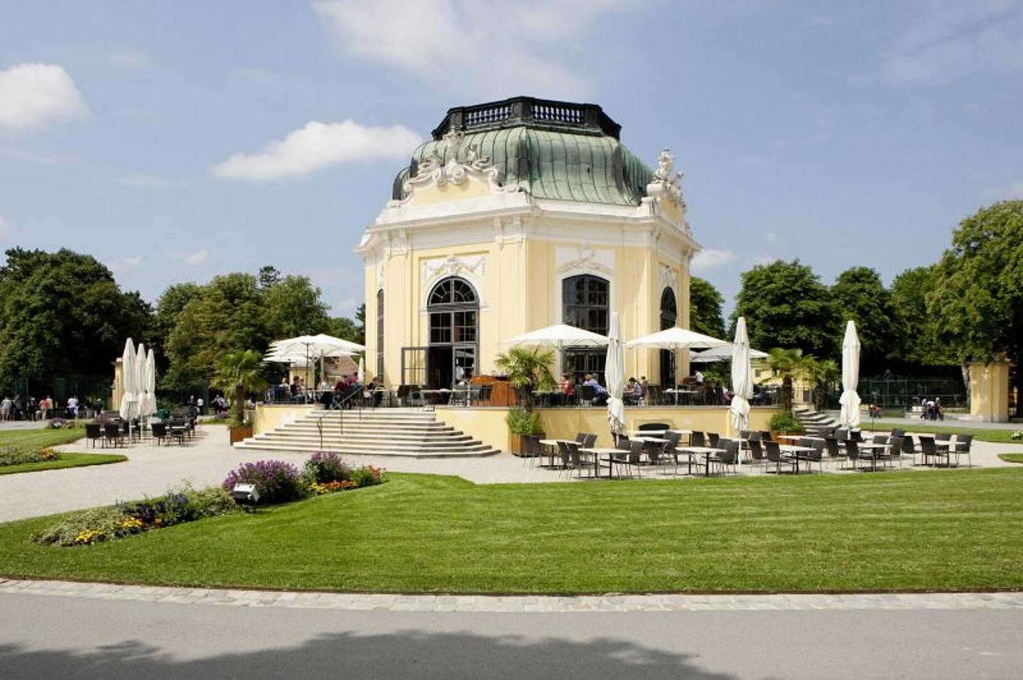 Café Kaiserpavillon - Essen im Frühstückspavillon des Kaisers inmitten des Tiergartens Schönbrunn