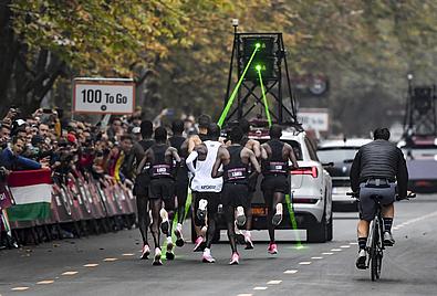 Die Runner, davor das E-Auto mit dem Laser