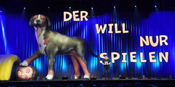 Martin Rütter - Der will nur spielen! live auf der Bühne mit einem riesigen aufblasbaren Hund