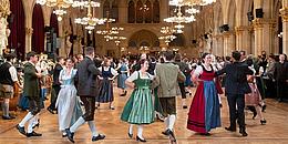 Tanzende Paare in Tracht am BOKU Ball im Rathaus