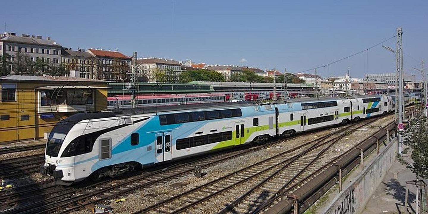 Westbahn fährt in den Westbahnhof ein