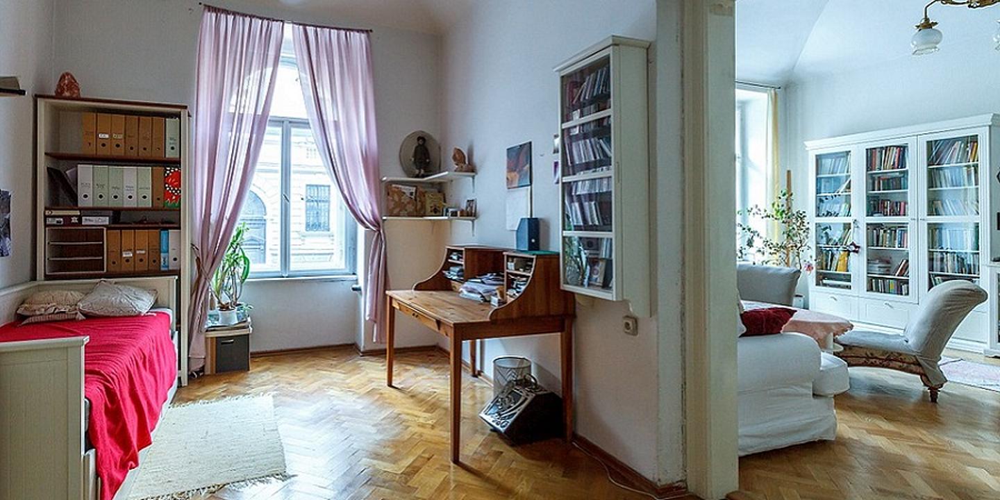 kleines Schlafzimmer mit Blick in ein kleines Wohnzimmer