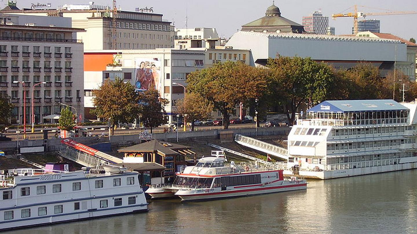 Twin City Liner legt in Bratislava an.