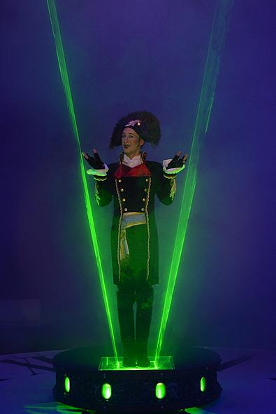 Ein Zauberer in Commandant-Uniform zwischen Laserlicht