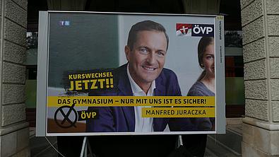 Wahlplakat ÖVP zur Wien Wahl 2015 mit Herrn Manfred Juraczka und der Aufschrift Kurswechsel jetzt! Das Gymnasium-Nur mit uns ist es sicher! Manfred Juraczka