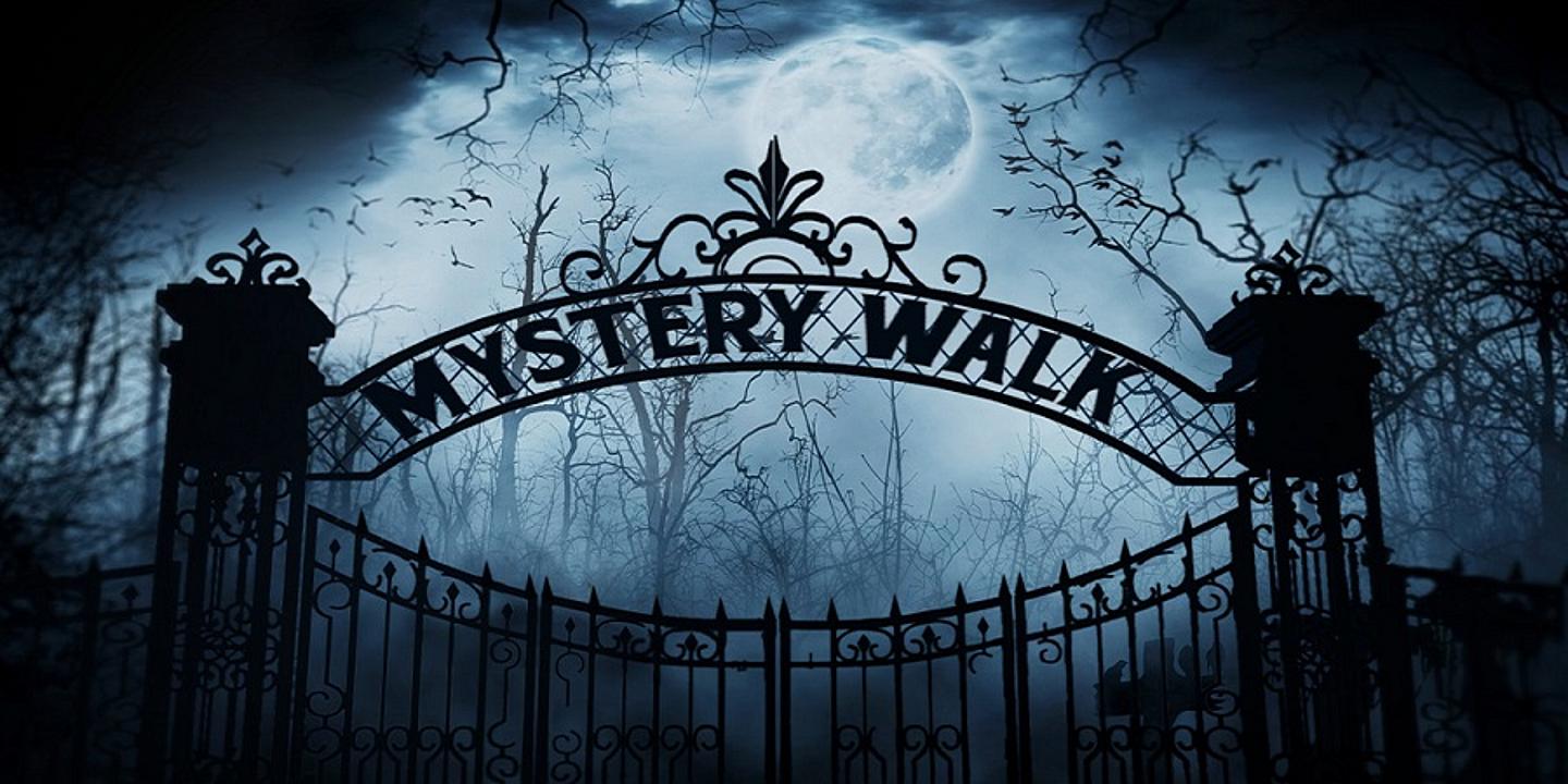 Gruseliges Tor zu Friedhof vor Vollmond, Inschrift des Tores mystery walk