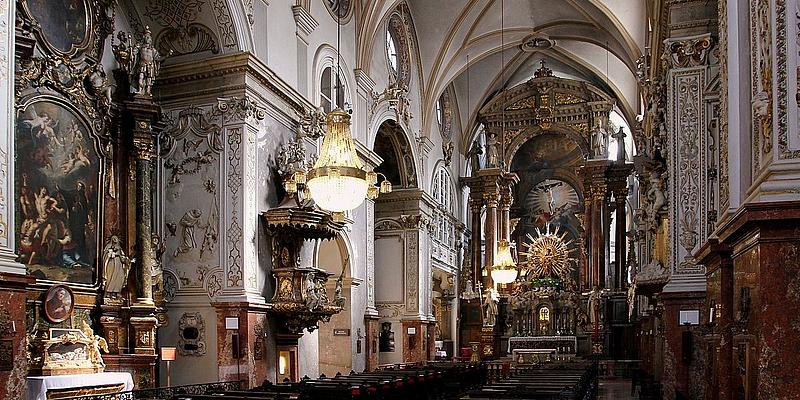 Schiff der Franziskanerkirche in Wien. Zahlreiche Barocke Malereien und Skulpturen