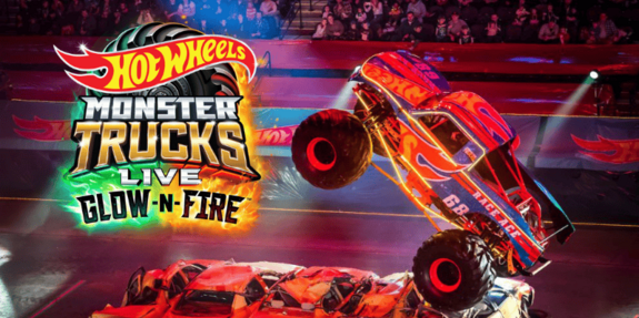 Monster Truck zertrümmert Autos im Zuge der "Hot Wheels Monster Trucks Live" Tour