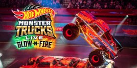 Monster Truck zertrümmert Autos im Zuge der "Hot Wheels Monster Trucks Live" Tour