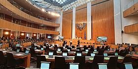 Das Bild zeigt den Nationalratssitzungssaal im österreichischen Parlament.