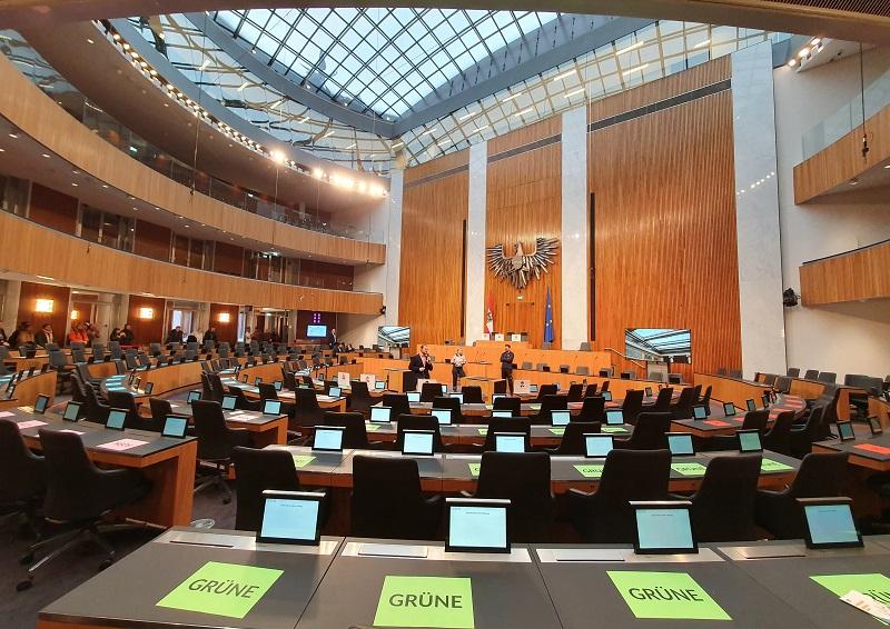 Das Bild zeigt den Nationalratssitzungssaal im österreichischen Parlament.