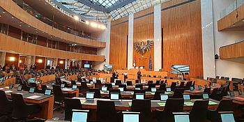 Das Bild zeigt den Nationalratssitzungssaal im österreichischen Parlament.