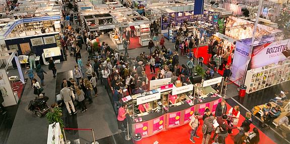 Menschenmassen zwischen Verkaufsständen auf der Messe Wien