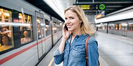 Frau wartet auf die einfahrende U-Bahn in Wien