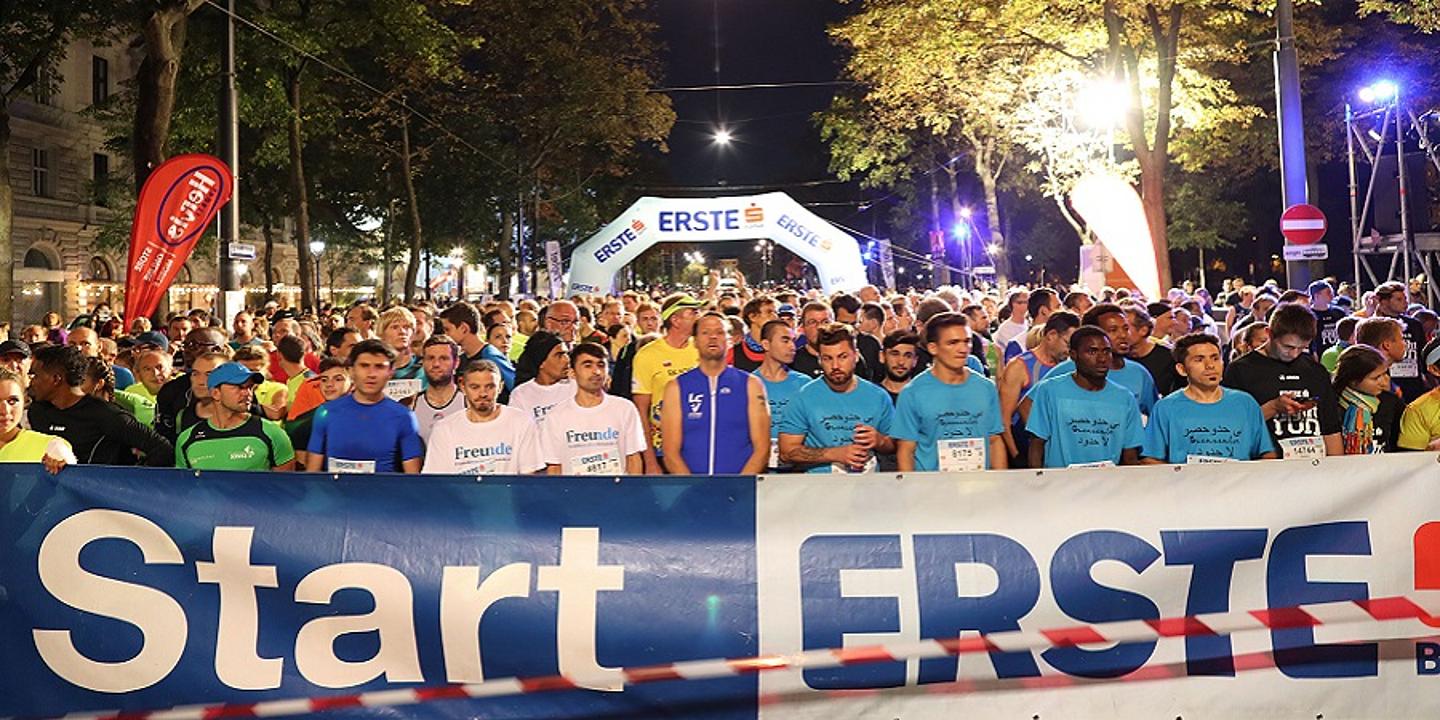 Menschenmenge vor Start des Vienna Night Run in der Ringstraße