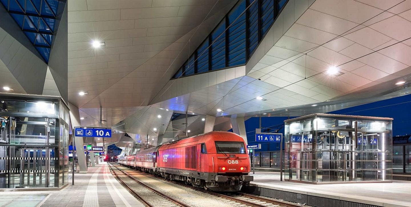 Ein Zug am Hauptbahnhof