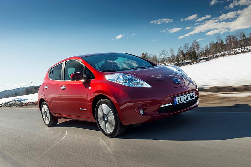 Nissan Leaf in Bewegung beim Fahren