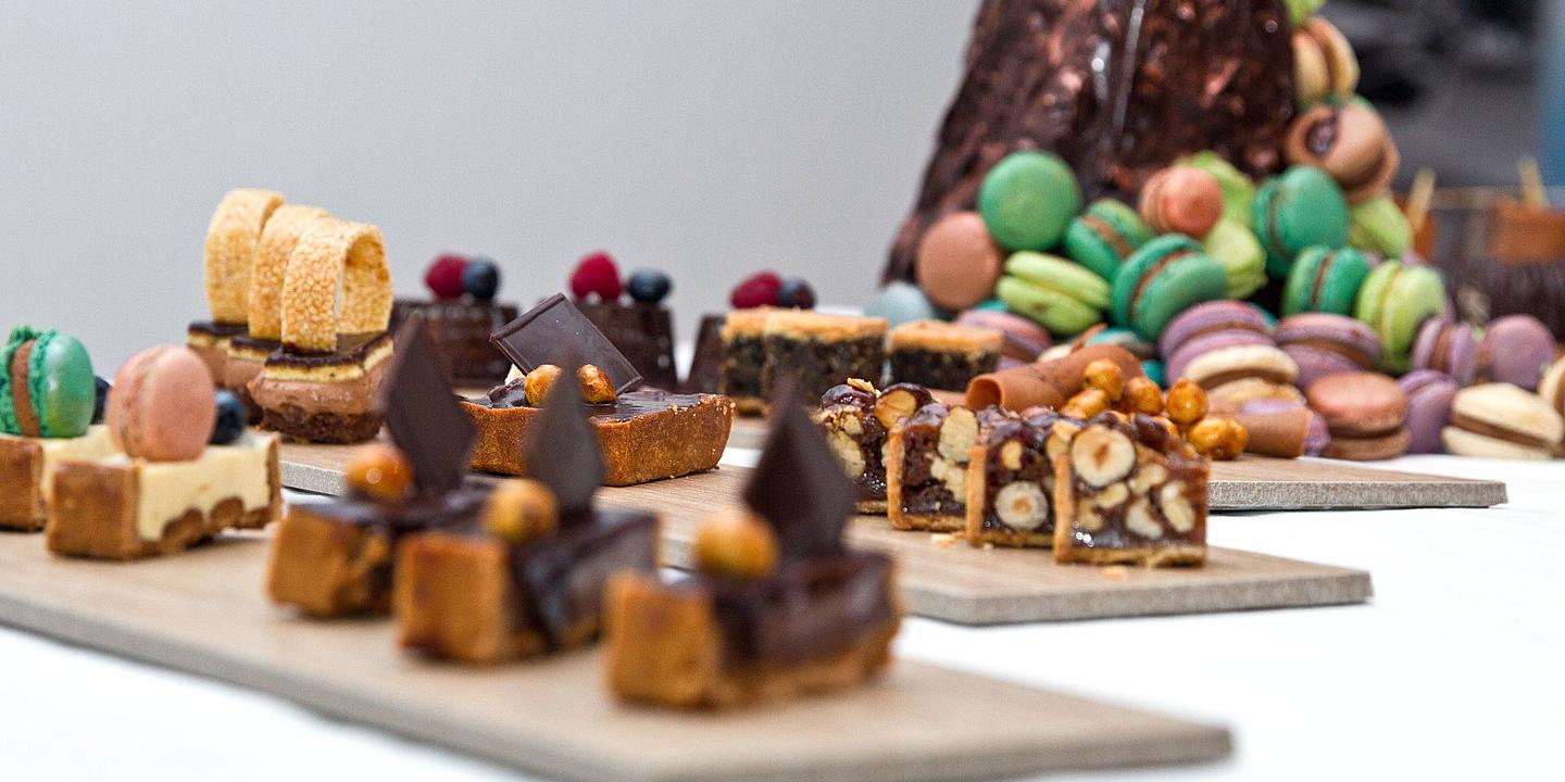 Bunte Kuchen und süße Köstlichkeiten im des Café Eskeles im Jüdischen Museum Wien