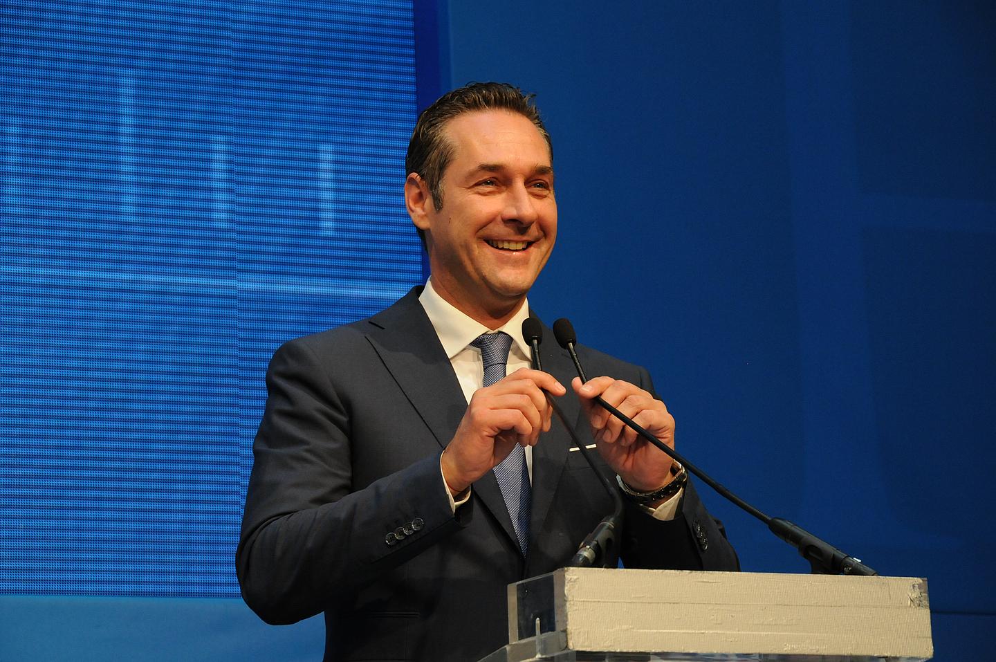 Strache vor einem Rednerpult