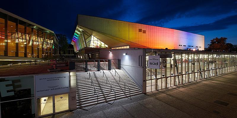 Bunt beleuchtete Wiener Stadthalle Außenansicht