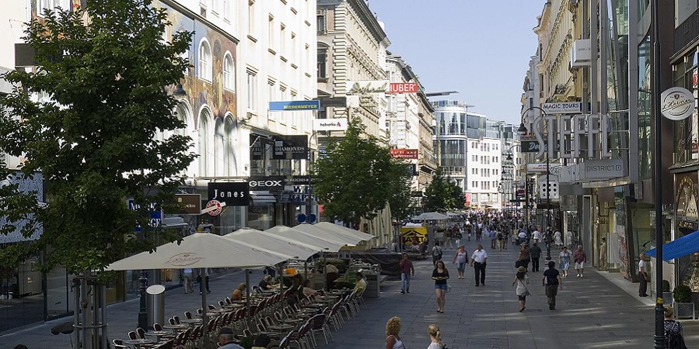 Einkaufsstraße in Wien, Menschen beim Einkaufen