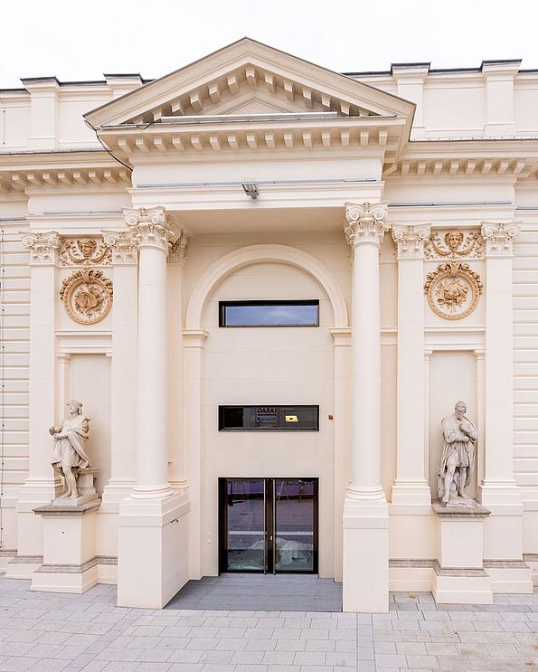 Eingang zur Neuen Staatsoper im Künstlerhaus 