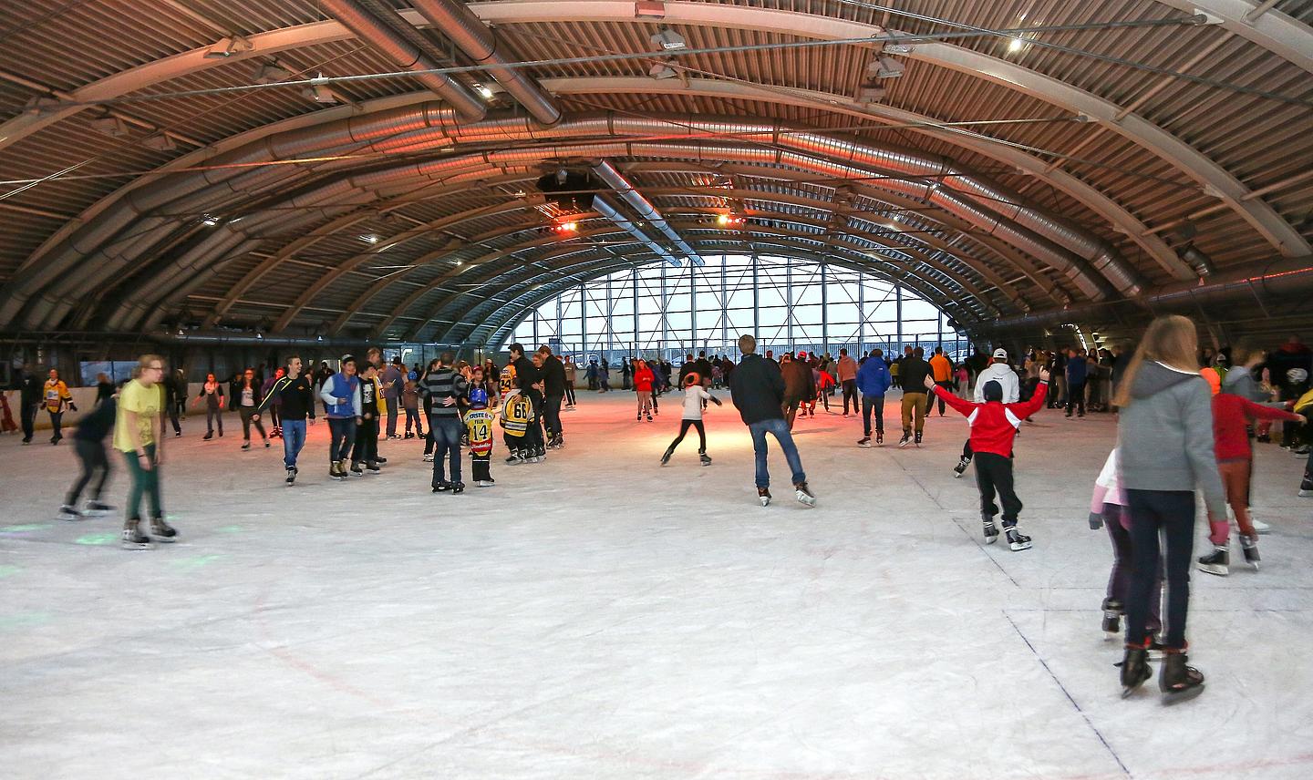 Eisläufer in einer Halle