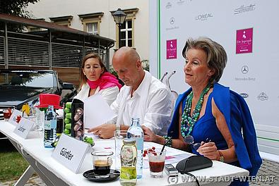 Pressekonferenz: 3 Personen beantworten fragen zum Sommerball der Lipizzaner