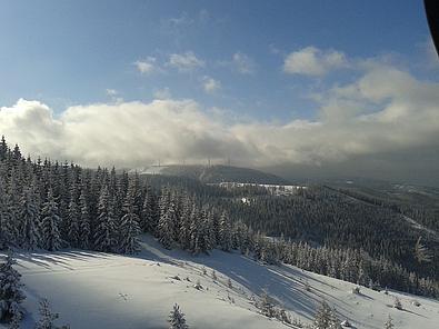 verschneite Landschaft mit Blick auf stuhleck